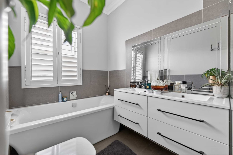 4 Bedroom Property for Sale in Parklands North Western Cape